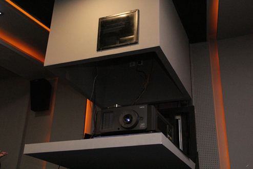 耀莱成龙影城王府井店所有影厅均采用NEC激光数字电影放映机NC1100L-A+吊装无机房方案