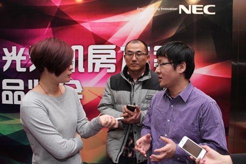 会后媒体采访显示产品解决方案事业群组产品技术部部长崔永新