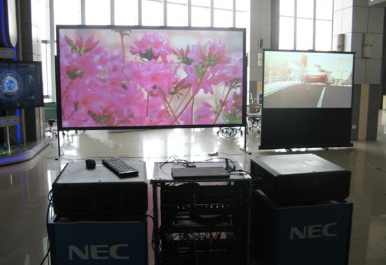 “网络分布式拼接融合解决方案”中2台PX800X+投影机融合展示