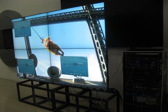 3.7mm超窄边显示器X554UNS通过“Netrix”系统实现2×2拼接