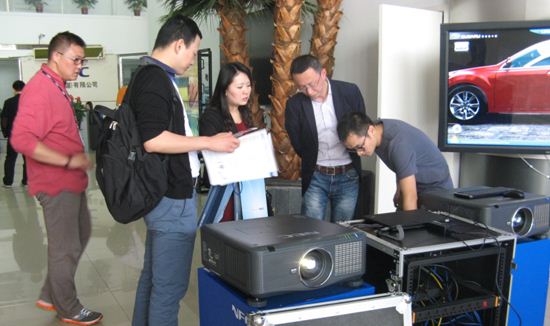 NEC工作人员为来宾进行产品、解决方案讲解