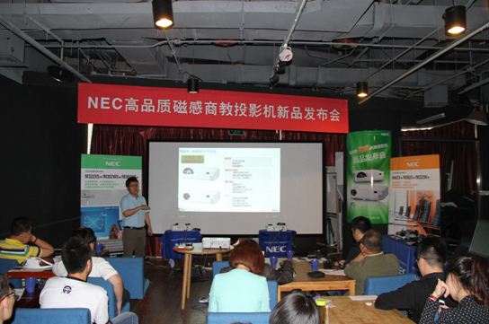 NEC（中国）显示产品技术部部长崔永新进行产品讲解