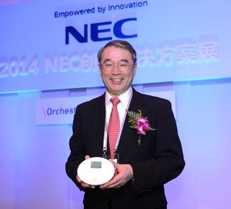 NEC全球总裁远藤信博介绍无创采血新技术 