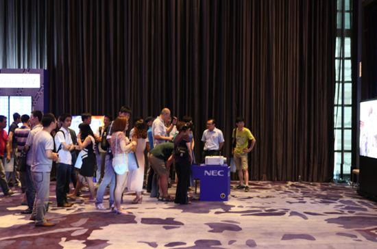 与会来宾排队体验NEC“主动立体HDBase-T解决方案”3D效果