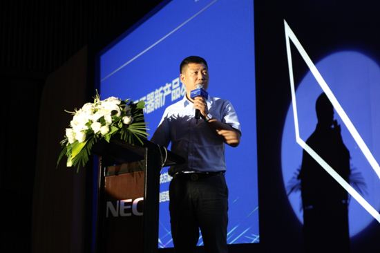 NEC（中国）有限公司显示产品解决方案事业部东北大区销售经理朱国升 介绍显示器新品
