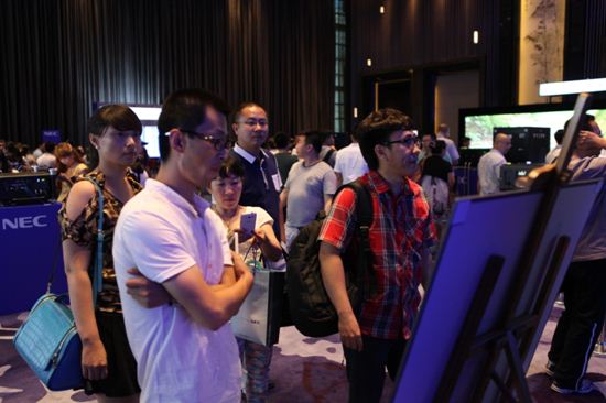 NEC覆盖“投影机、显示器、数字电影放映机”3大产品线的多元化展项 吸引了众多业内人士到场参观 