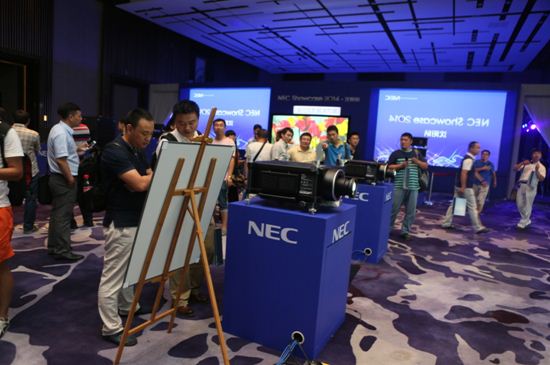 呈现业内最高显示水准的“激光7K融合解决方案”吸引来宾驻足参观