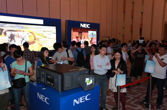 多元化领先展项引起行业客户、媒体的广泛关注 