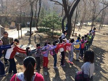 孩子们感受大自然环境