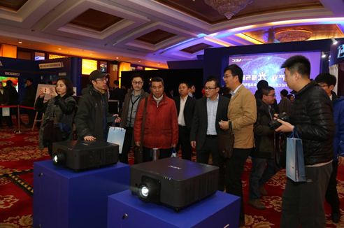 NEC产品经理为来宾、媒体讲解NEC激光分布式融合解决方案