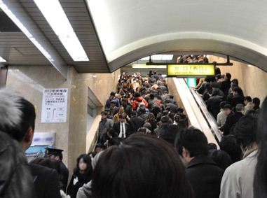 2011年3.11大地震时滞留于池袋车站西口的无法回家的人群（丰岛区提供）