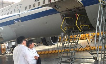 NEC中国总代表日下清文（右）实地了解维修流程